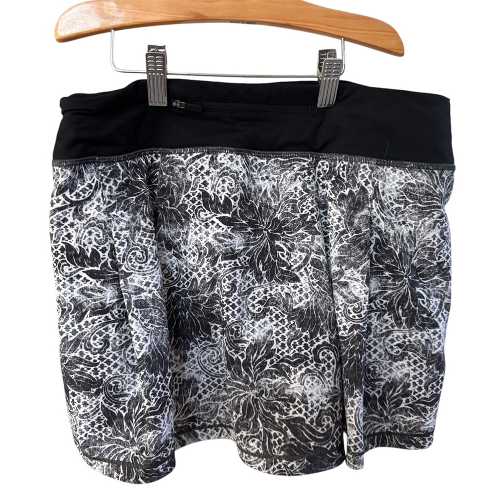 Lululemon women’s tennis skirt black & white size 6